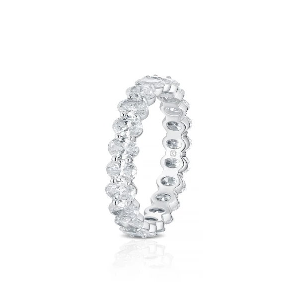 Pierścionek eternity z diamentami w szlifie owalnym 